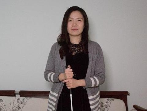 Co gai khiem thi da tro thanh nghe si trang diem nhu the nao? hinh anh