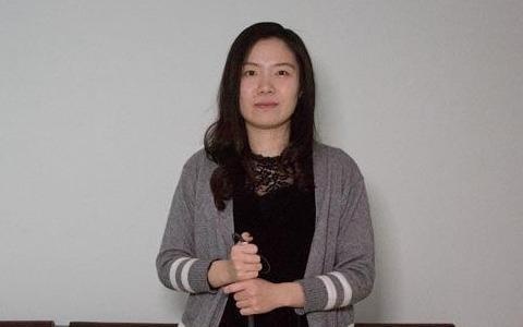 Mot co gai khiem thi trang diem cho nguoi khac nhu the nao? hinh anh