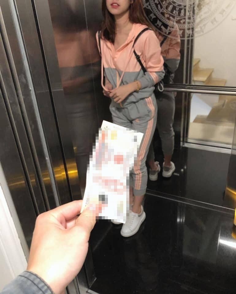 sàm sỡ trong thang máy phạt 200k ảnh 2 sam so trong thang may phat 200k anh 2
