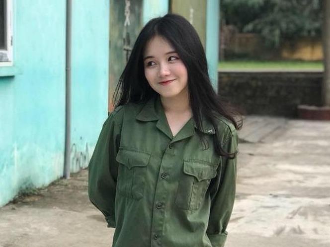 'Hot girl quan su' hoc gioi tieng Phap, duoc tuyen thang dai hoc hinh anh