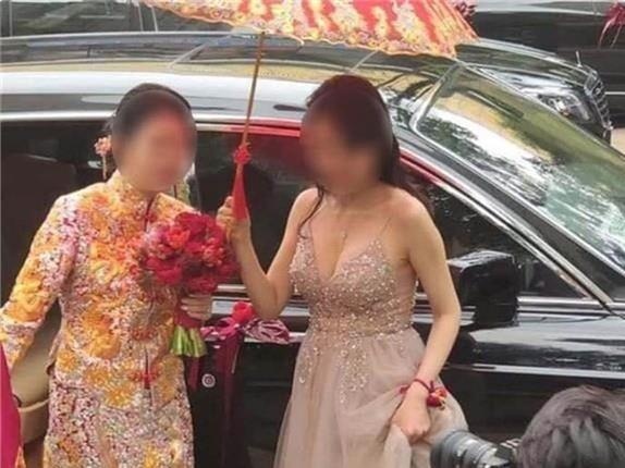 Phu dau noi hon ca nu chinh trong dam cuoi vi than hinh nong bong hinh anh