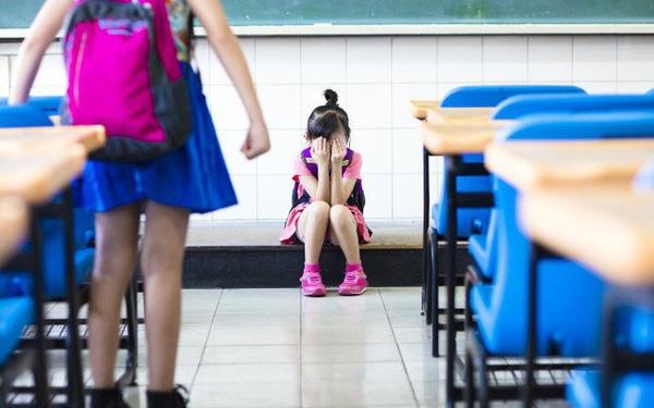 Neu co 10 dau hieu nay, rat co the tre dang bi bat nat o truong hinh anh