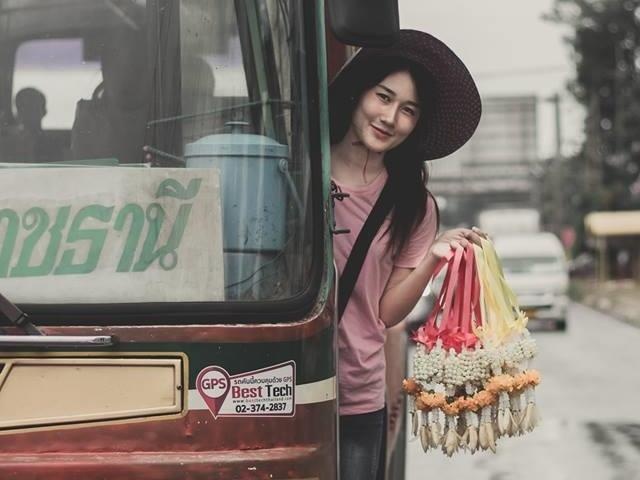 Co gai ban hoa kho tren pho bat ngo noi tieng vi ve ngoai ua nhin hinh anh