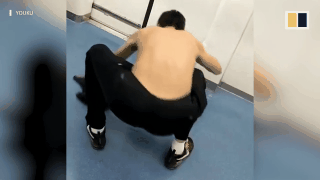 Chang trai lam do dau ra san tau dien ngam va hanh dong bat ngo hinh anh