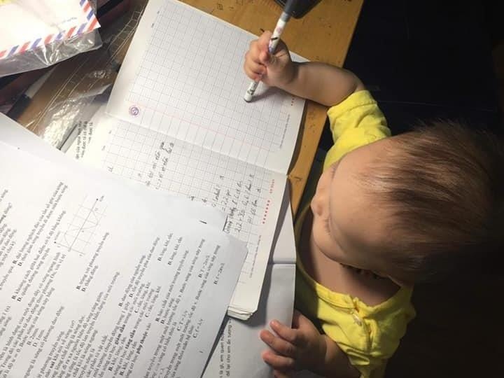 Hai Que khoe anh con gai hoc bai, dan mang lai thay co gi do 'sai sai' hinh anh