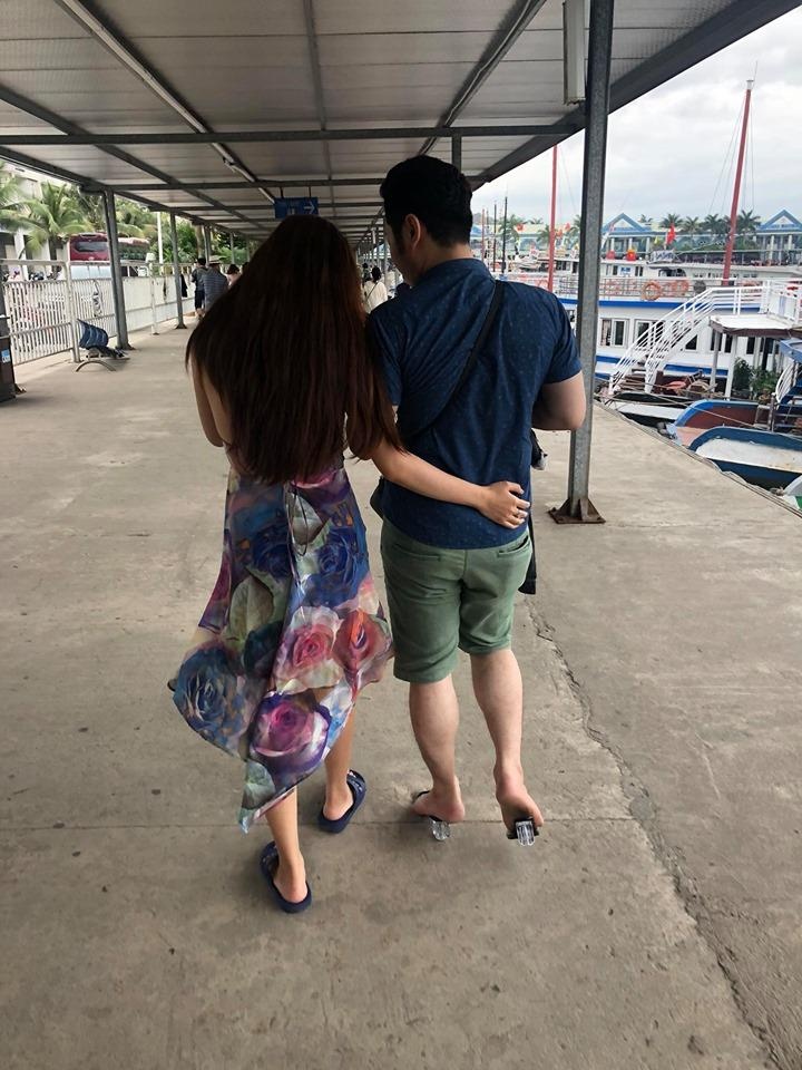 chàng trai đổi giày cho bạn gái ảnh 1 chang trai doi giay cho ban gai anh 1