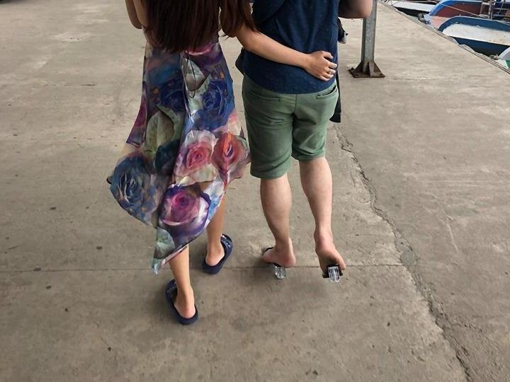 Chang trai vam vo di giay cao got va cau chuyen ngot ngao phia sau hinh anh