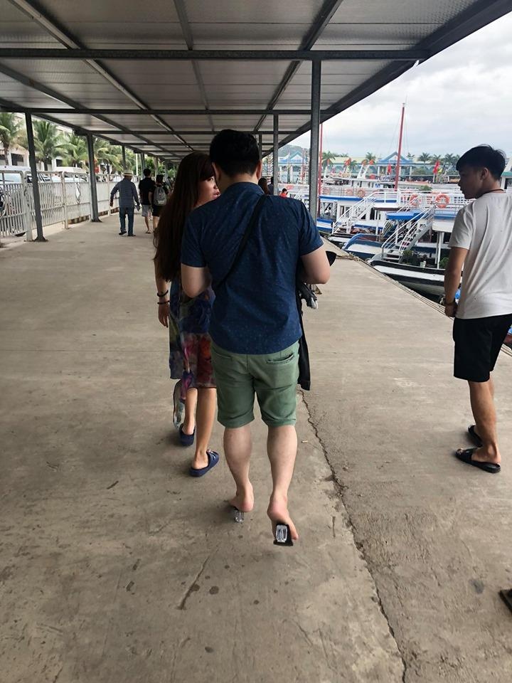 chàng trai đổi giày cho bạn gái ảnh 2 chang trai doi giay cho ban gai anh 2