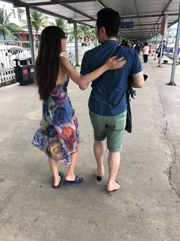 chàng trai đổi giày cho bạn gái ảnh 3 chang trai doi giay cho ban gai anh 3