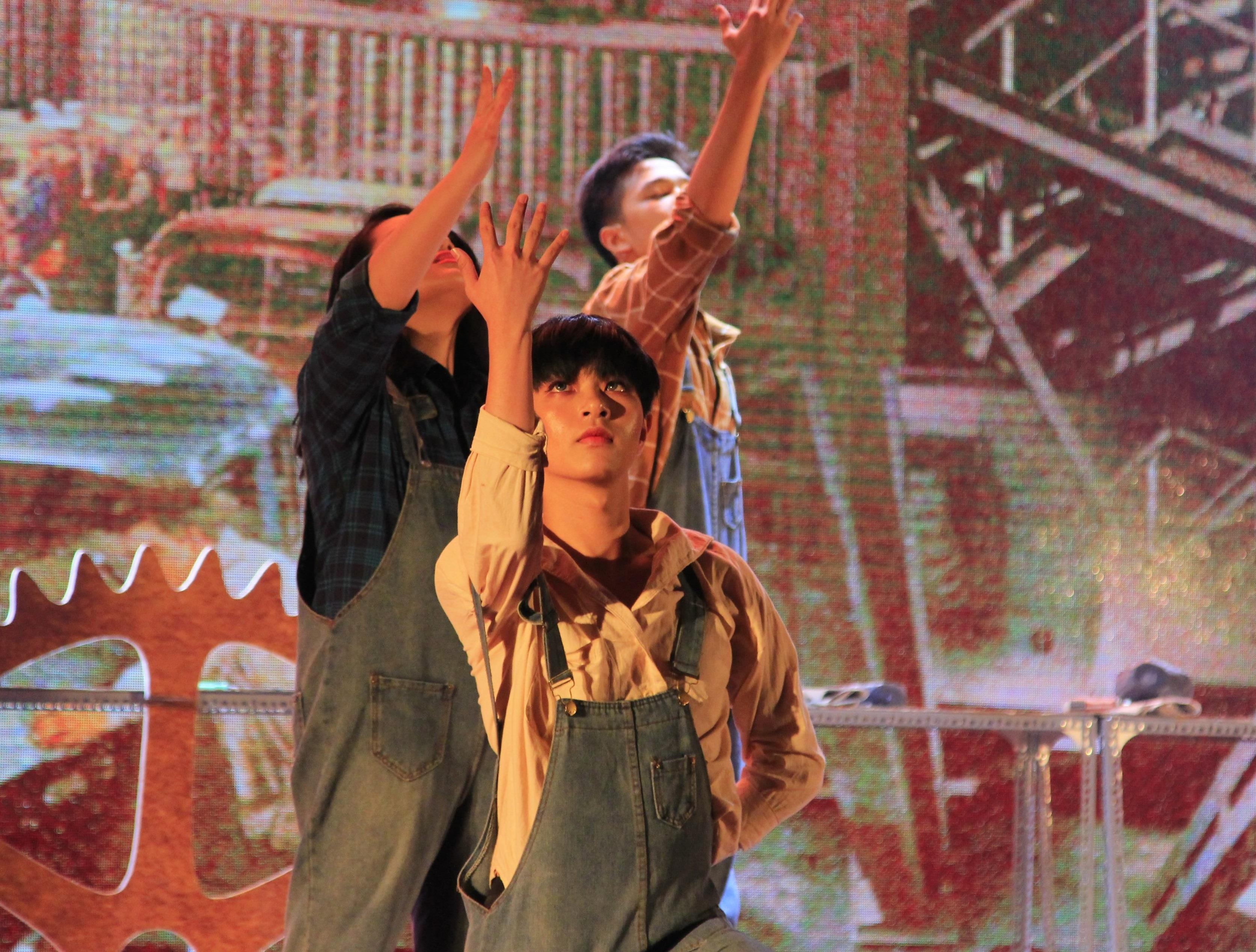 nhạc kịch tiếng Anh của học sinh trường Ams ảnh 2 nhac kich tieng Anh cua hoc sinh truong Ams anh 2