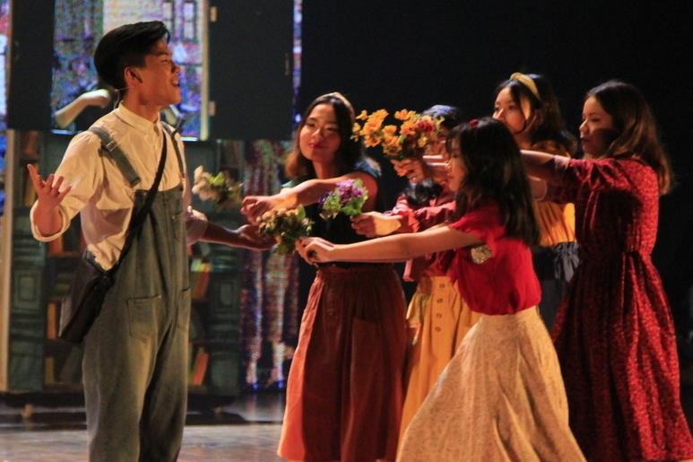 Lang dong voi vo nhac kich tieng Anh cua hoc sinh truong Ams hinh anh