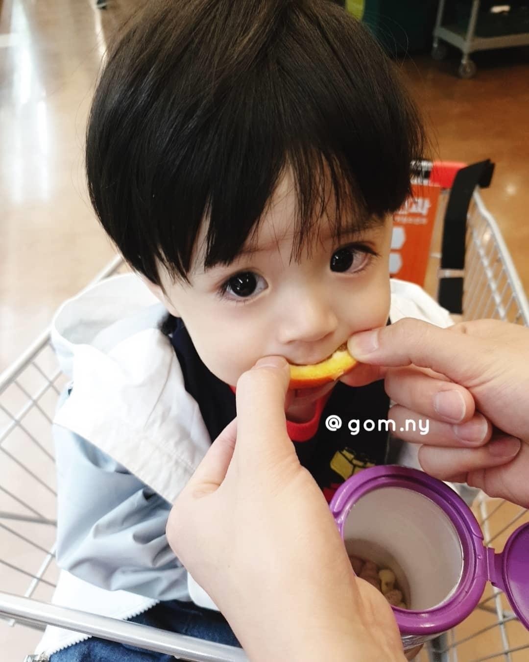 cau be han quoc dang yeu anh 10