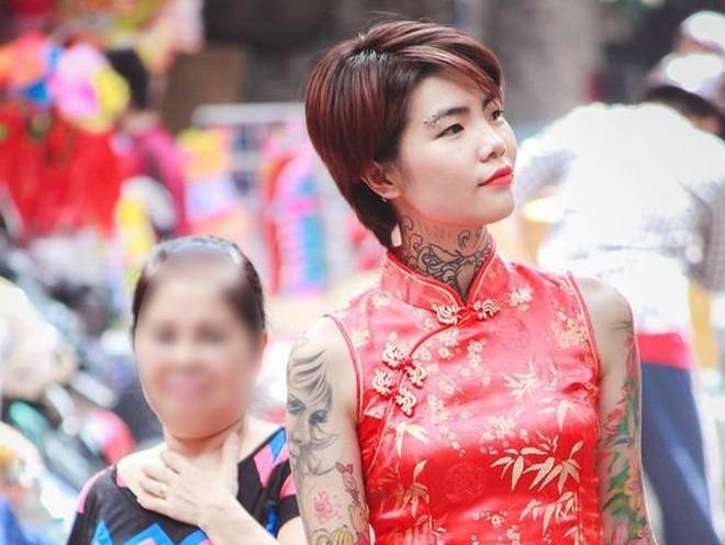 Co gai xam kin than, bi nguoi khac biu moi tren pho gio ra sao? hinh anh