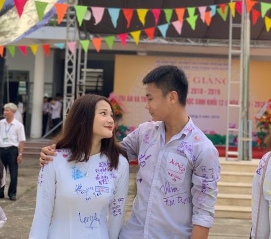 đôi bạn chụp ảnh tình cảm ở sân trường ảnh 1 doi ban chup anh tinh cam o san truong anh 1