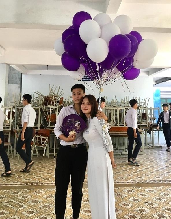 đôi bạn chụp ảnh tình cảm ở sân trường ảnh 2 doi ban chup anh tinh cam o san truong anh 2