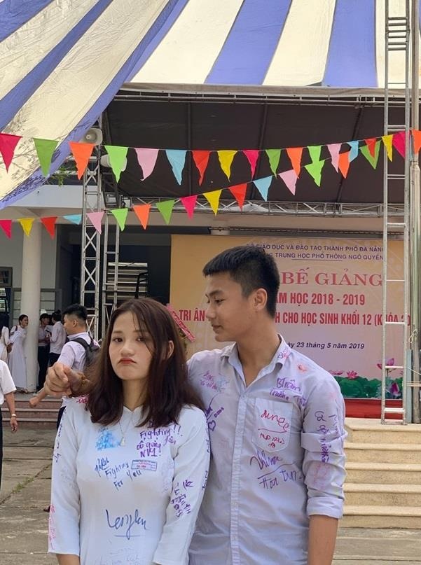 đôi bạn chụp ảnh tình cảm ở sân trường ảnh 3 doi ban chup anh tinh cam o san truong anh 3