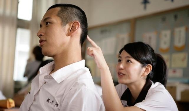 đôi bạn chụp ảnh tình cảm ở sân trường ảnh 4 doi ban chup anh tinh cam o san truong anh 4