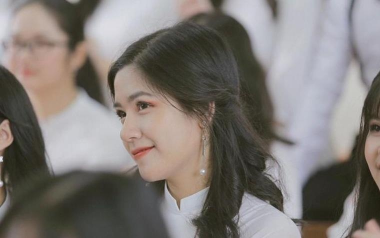 Nu sinh Lao Cai tung gay chu y khi mac ao dai duoc tuyen thang dai hoc hinh anh