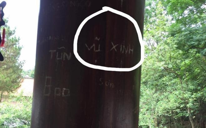 Chu viet, hinh ve phan cam xuat hien tren cot go o chua hinh anh