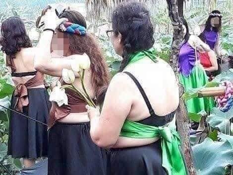 Di chup anh voi sen, nhom phu nu trung nien bat ngo bi 'nem da' hinh anh