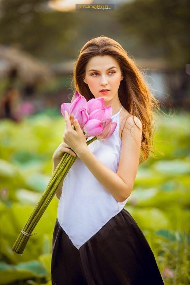 chup anh voi sen bi nem da anh 4