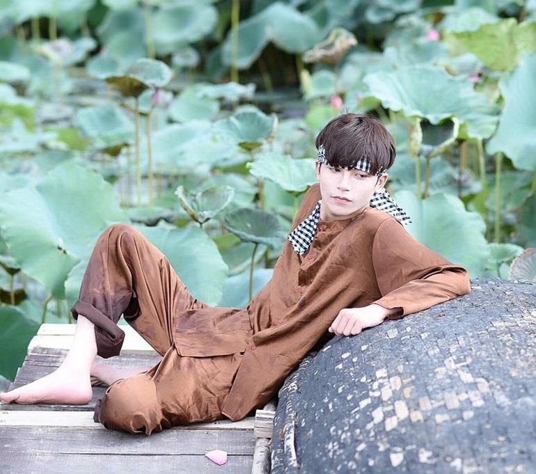 con trai chup anh voi sen anh 3