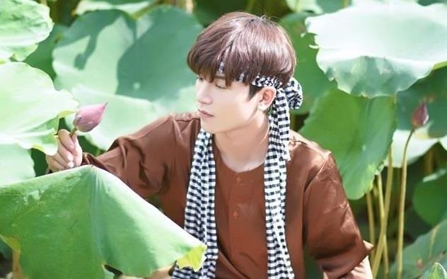 Khong rieng chi em, phai manh cung huong ung trao luu chup anh voi sen hinh anh