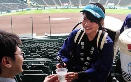 Uriko - nghe 'ban bia dao' trong san van dong cua nhieu thieu nu Nhat hinh anh