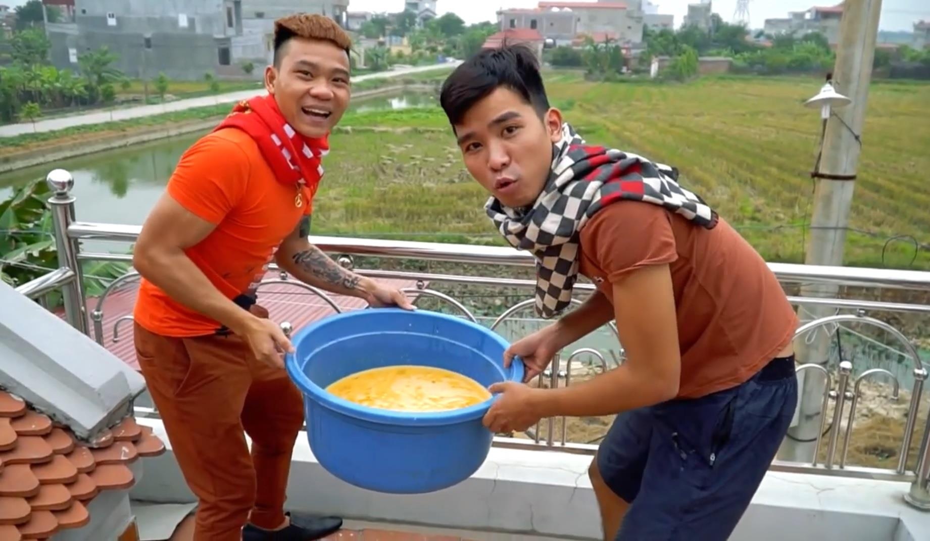 nem trung len dau nguoi la anh 1