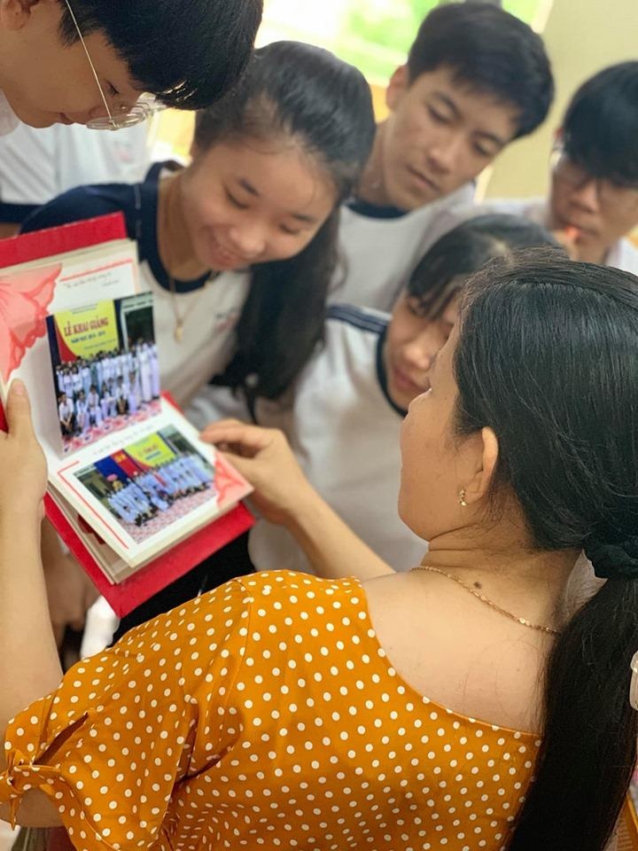 hoc sinh lam so tang co giao anh 2