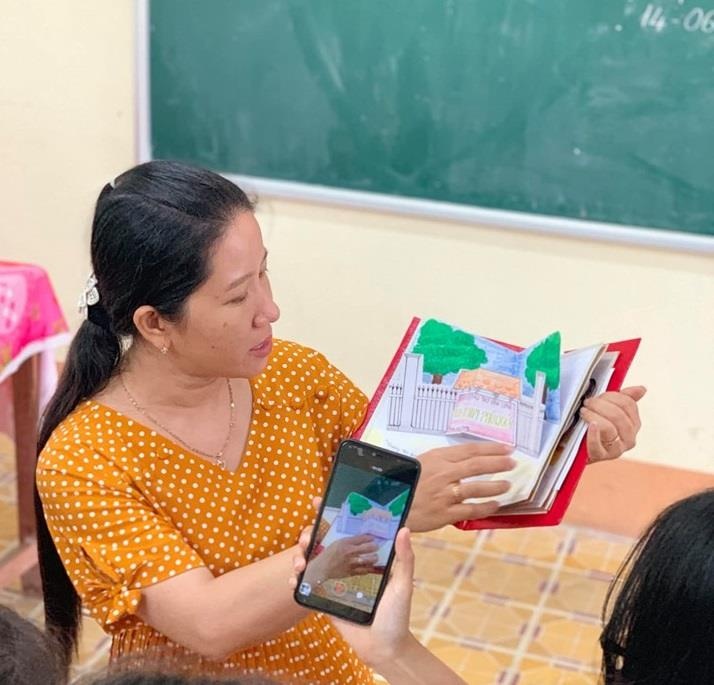 hoc sinh lam so tang co giao anh 4