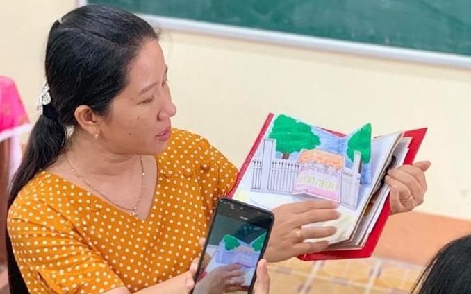 Cuon so doc dao cua hoc sinh Vinh Long lam tang giao vien chu nhiem hinh anh
