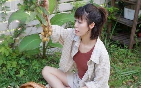 Co gai Trung Quoc noi tieng voi kenh nau an phong cach co dien hinh anh