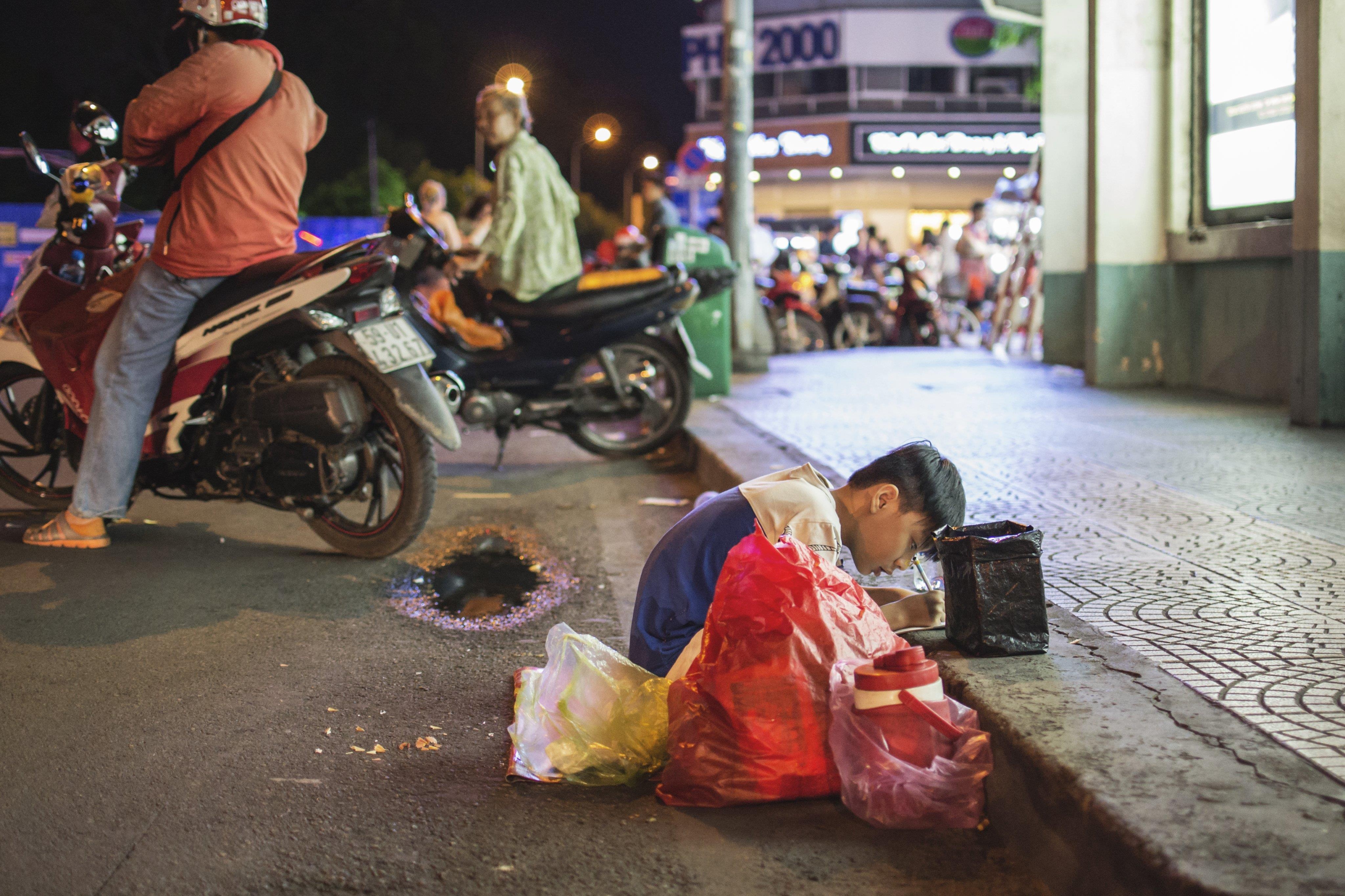 mẹ dạy con học bài trên vỉa hè ảnh 2 me day con hoc bai tren via he anh 2