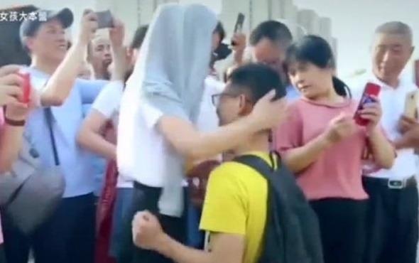 Nam sinh Trung Quoc quy goi cam on me sau khi thi dai hoc hinh anh