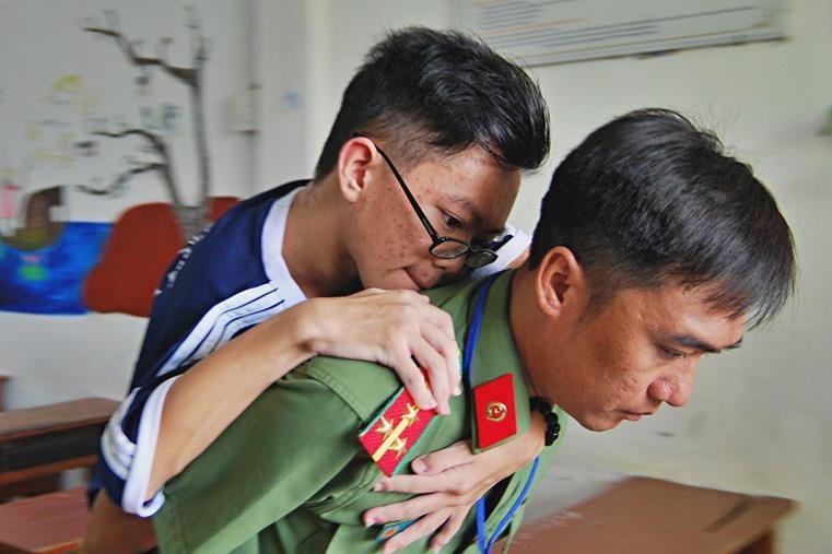 Cong an phat nuoc, cong si tu bi benh vao phong thi THPT quoc gia hinh anh