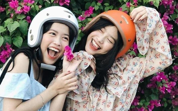 Cap chi em sinh doi duoc khen xinh xan, den cha me cung kho phan biet hinh anh