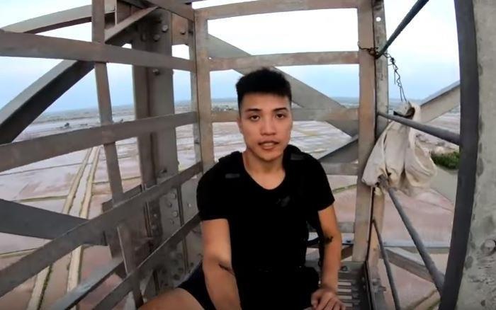 Vlogger khien dan mang kho hieu khi thu thach leo cot dien cao 100 m hinh anh