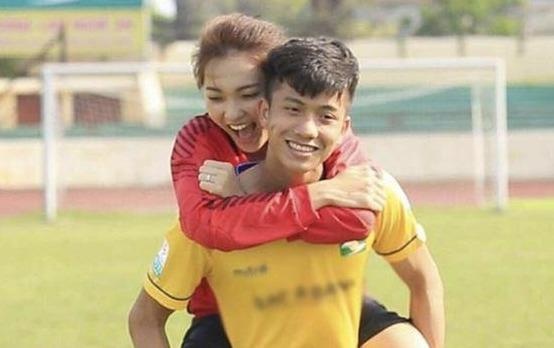 Dong doi cong khai hen ho, loat cau thu nay van 'im hoi lang tieng' hinh anh