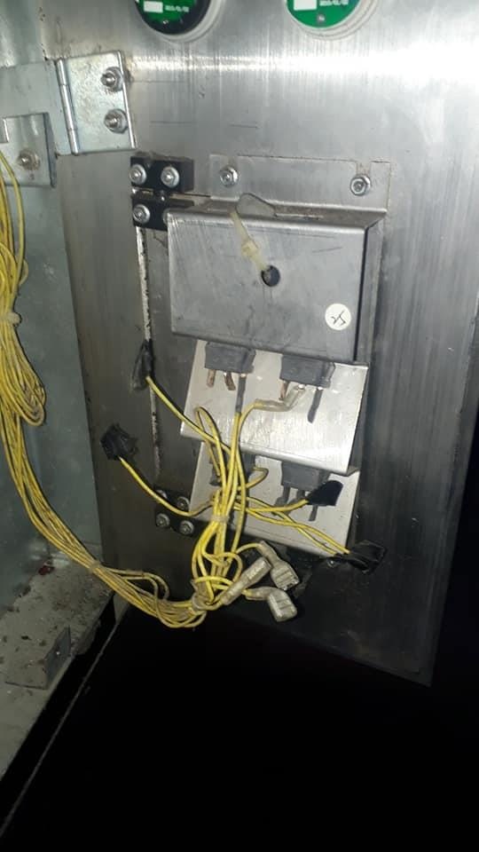 người đàn ông đạp hỏng bảng điều khiển thang máy ảnh 1 nguoi dan ong dap hong bang dieu khien thang may anh 1