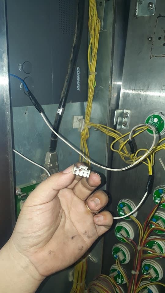 người đàn ông đạp hỏng bảng điều khiển thang máy ảnh 2 nguoi dan ong dap hong bang dieu khien thang may anh 2