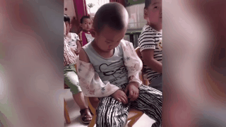 Cau be mau giao ngu gat bi giao vien va ban hoc 'troll' hinh anh