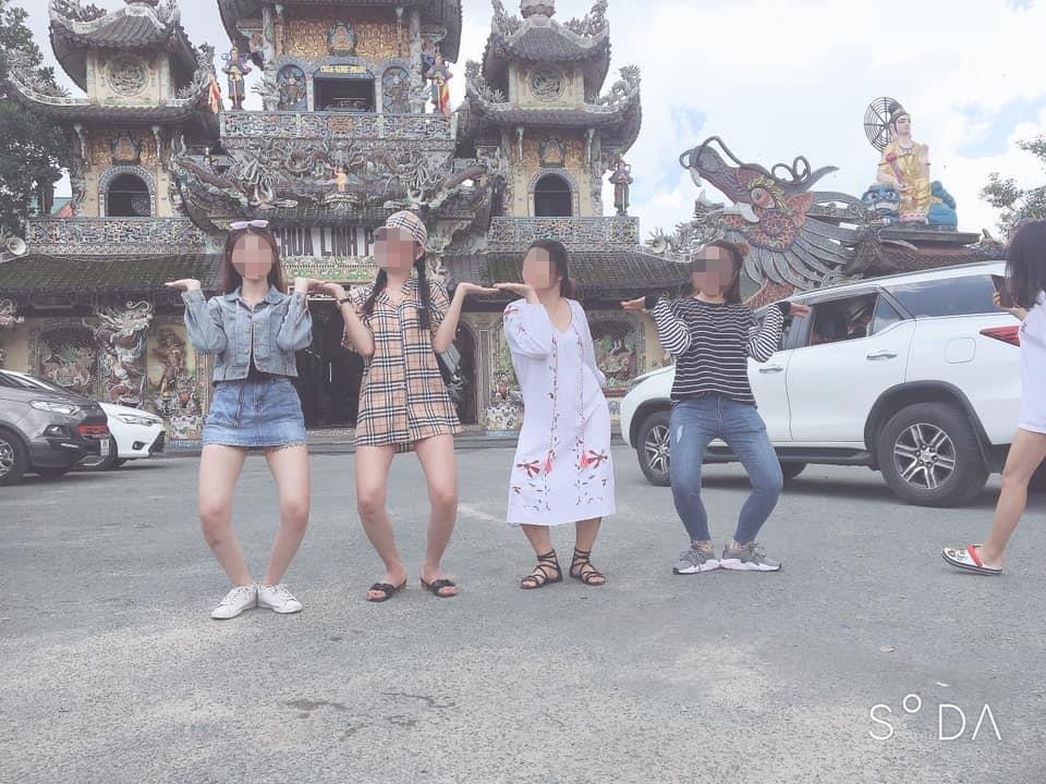 ăn mặc hở hang đi chùa ảnh 1 an mac ho hang di chua anh 1