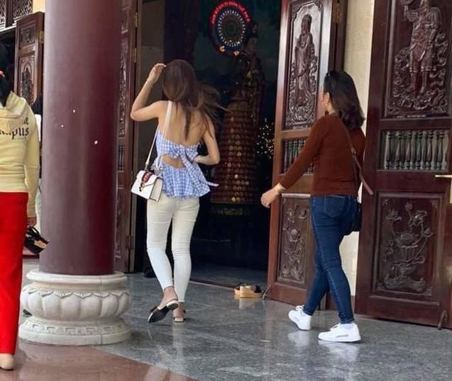 ăn mặc hở hang đi chùa ảnh 4 an mac ho hang di chua anh 4