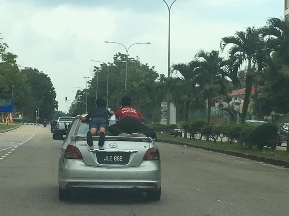 ngồi trên nắp xe ôtô ảnh 1 ngoi tren nap xe oto anh 1
