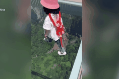 Be gai 3 tuoi tu tin buoc di tren cay cau kinh cao nhat the gioi hinh anh