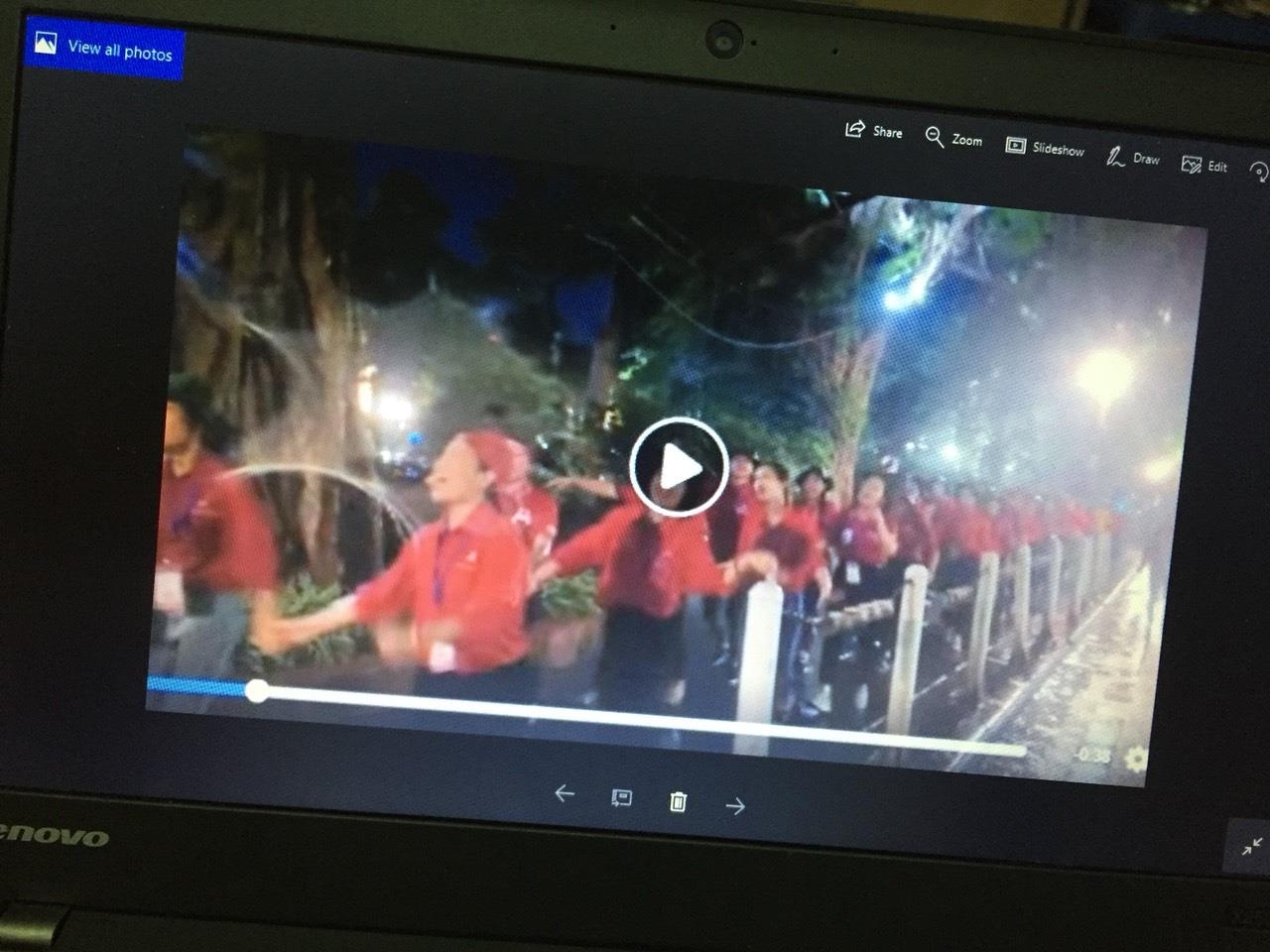 Nhom thanh nien gay tranh cai vi di van dong hien mau duoi troi mua hinh anh