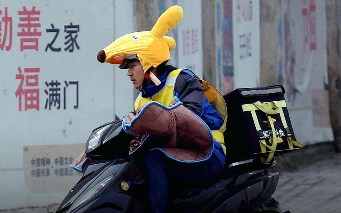 Cuoc song 'chay dua voi thoi gian' cua cac shipper tre o Trung Quoc hinh anh