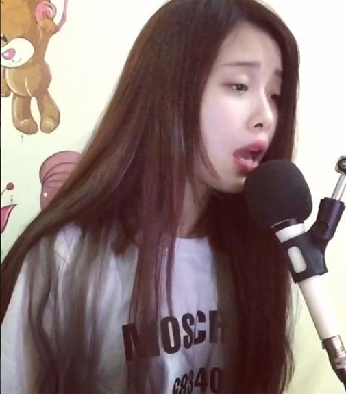 ban gai cau thu khoe mat moc anh 12