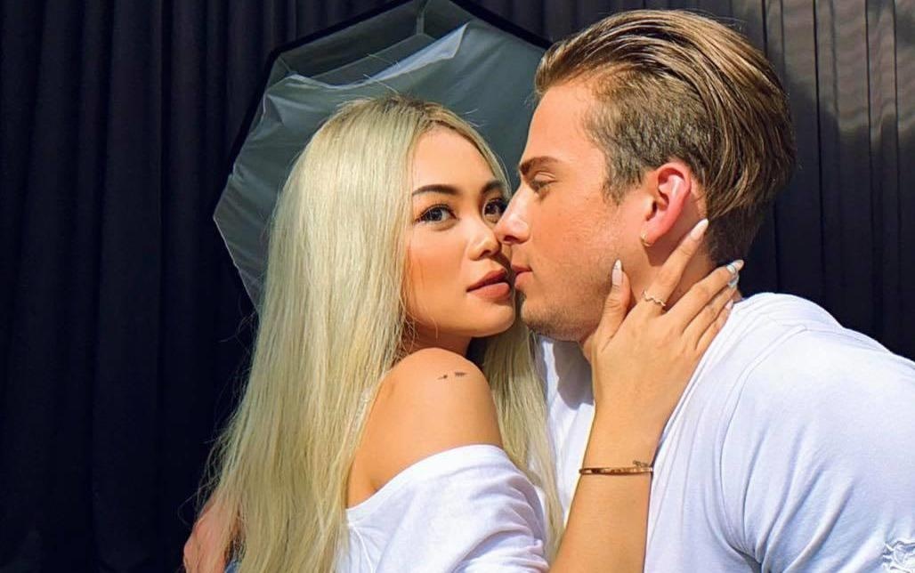 Soai Tay tham gia 'Nguoi ay la ai' tinh tu ben ban gai xinh dep hinh anh